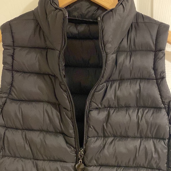 Puffer vest in black size small - Picture 2 of 5